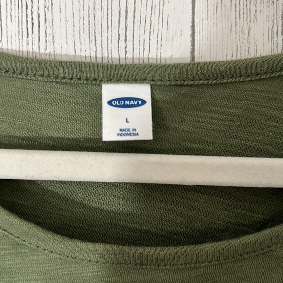 Old navy tee - Picture 2 of 3